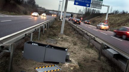 Les radars sont souvent d&eacute;coup&eacute;s &agrave; la disqueuse, comme ici sur l'A31 pr&egrave;s de Kanfen (Moselle), le 14 f&eacute;vrier 2011. (MAXPPP)