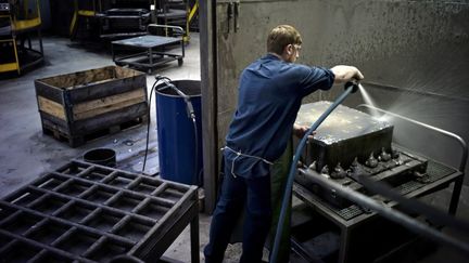 Un technicien d'une usine de fabrication de panneaux solaires &agrave; Bourgoin-Jallieu (Is&egrave;re), le 12 janvier 2012. (JEAN-PHILIPPE KSIAZEK / AFP)