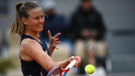 Fiona Ferro lors du deuxième tour de Roland-Garros face à Paola Badosa, le 24 mai 2022. (CHRISTOPHE ARCHAMBAULT / AFP)