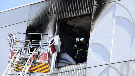 Des pompiers à l'intérieur d'un immeuble calciné à Nice, le 18 juillet 2024. (VALERY HACHE / AFP)