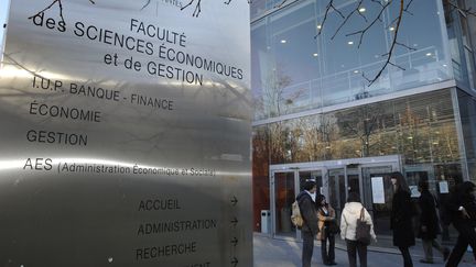 La réforme d'Admission post-bac permettra de supprimer le tirage au sort à l'entrée des univsersités. (Photo d'illustration) (FRANK PERRY / AFP)