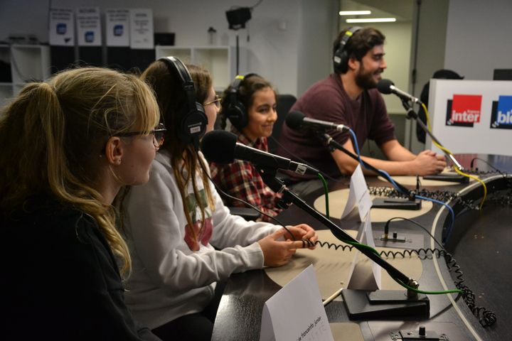 Pendant l'enregistrement, les élèves ont pu écouter des extraits de musique, chroniquées par Yann Bertrand sur l'antenne de franceinfo. (Estelle Faure / RADIOFRANCE)