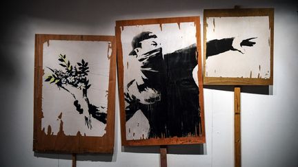 L'une des œuvres les plus emblématiques de Banksy, exposée à Glasgow, le 15 juin 2023. (ANDY BUCHANAN / AFP)