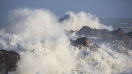 L'océan agité par la tempête Carmen, à Batz-sur-Mer, en Loire-Atlantique, le 1er janvier 2018. (CAROLINE PAUX / CROWDSPARK / AFP)