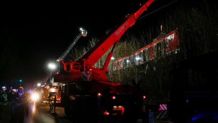 Des secours interviennent après un accident de train survenu près de Munich, le 14 février 2022. (MICHAELA REHLE / AFP)