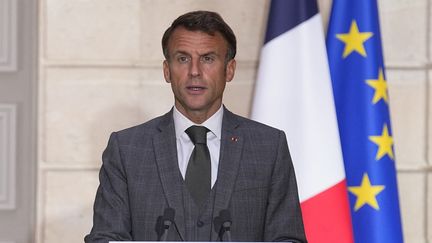 Emmanuel Macron assiste à une conférence de presse conjointe avec le président mongol Ukhnaagiin Khurelsukh avant leurs entretiens à l'Elysée à Paris,  le 12 octobre. (MICHEL EULER / POOL / MAXPPP)