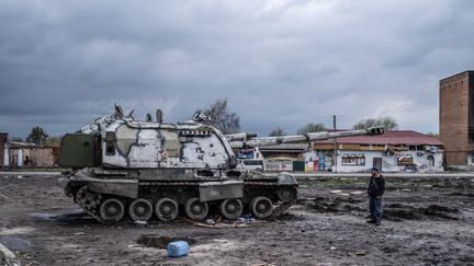 Un char russe dans la ville de&nbsp;Trostyanets, au nord-ouest de Kharkiv, en Ukraine, le 19 avril 2022. (VIRGINIE NGUYEN HOANG / HANS LUCAS / AFP)