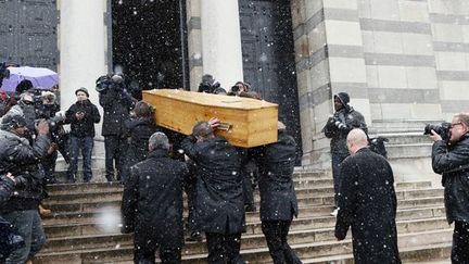 Le cercueil de Jérôme Savary porté sous la neige, au cimetière du Père-Lachaise (12/03/2013)
 (Patrick Kovarik / AFP)