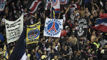 Les Ultras du PSG au Parc OL lors de la finale de la Coupe de la Ligue face à Monaco (ROMAIN LAFABREGUE / AFP)