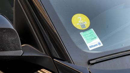 Pare-brise d'une voiture à Grenoble, le 13 décembre 2016. (JEAN-PIERRE CLATOT / AFP)