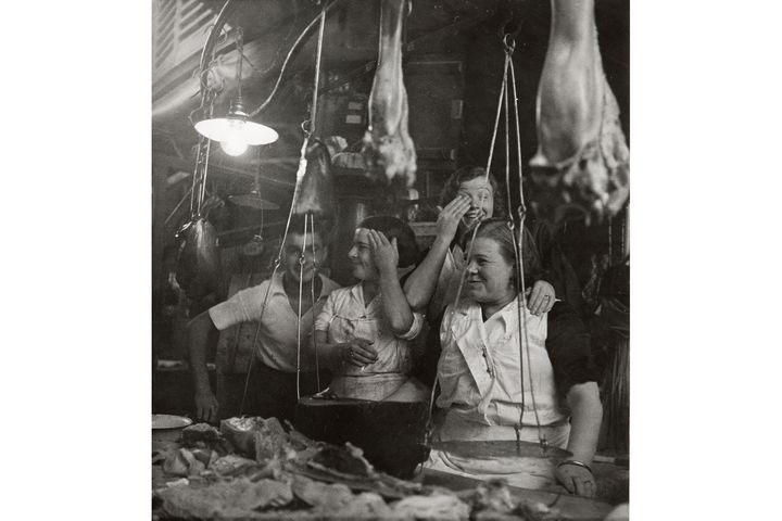 Dora Maar, Barcelone (vendeuses riant derrière leur étal de charcuterie, 1933), Collection particulière (© Adagp, Paris 2019 Photo © Fotogasull)