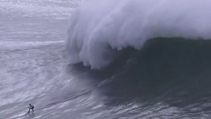 Surf : une Française sacrée à Nazaré