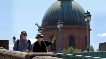 Des passants avec des masques à Toulouse, le 4 août 2020.&nbsp; (VALENTINE CHAPUIS / MAXPPP)