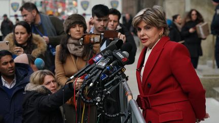 L'avocate américaine Gloria Allred, qui représente Miriam Haleyi et Anabella Sciorra dans le procès d'Harvey Weinstein, répond aux questions de la presse à la sortie de la Cour suprême de New York, à Manhattan (Etats-Unis), le 23 janvier 2020.&nbsp; (TIMOTHY A. CLARY / AFP)