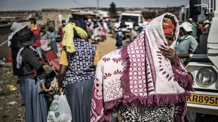 Des habitants du township d'Olievenhoutbosch, à Centurion, font la queue le 2 mai 2020 lors d'une distribution de nourriture organisée par l'organisation caritative sud-africaine à but non lucratif Mahlasedi Foundation. (MARCO LONGARI / AFP)