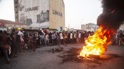 Des manifestants à Khartoum, la capitale du Soudan, contre le coup d'Etat militaire, le 26 octobre 2021. (MAHMOUD HJAJ / ANADOLU AGENCY / AFP)