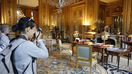 Une visite de l'Elysée, à Paris, lors des Journées du patrimoine, en 2014. (KENZO TRIBOUILLARD / AFP)
