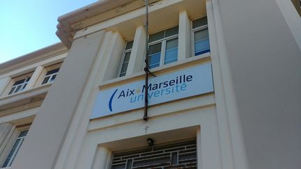 Un batiment de l'université Aix-Marseille. Photo d'illustration. (ADÈLE BOSSARD / FRANCE-INFO)