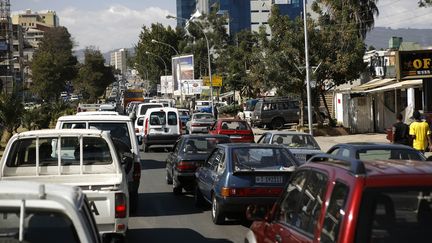 Un embouteillage dans une rue congestionnée d'Addis Abeba (la capitale),&nbsp;en Ethiopie, le 31 décembre 2007.&nbsp; (JOSE CENDON / AFP)