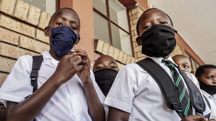 Des élèves sud-africains d'une école d'Alexandra, un township de la banlieue de Johannesburg, le 15 février 2021. (LUCA SOLA / AFP)