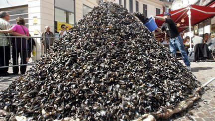 Un tas de moules lors de la braderie de Lille, en 2007. (FRANCOIS LO PRESTI / AFP)