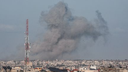 La ville de Khan Younès vue depuis Rafah, dans la bande de Gaza, après des frappes israéliennes, le 4 mars 2024. (SAID KHATIB / AFP)