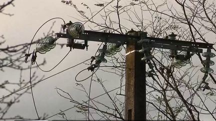 Il reste toujours ce soir 75 000 foyers privés d’électricité. La Normandie et le Poitou-Charentes restent encore en souffrance. Les services d'Enedis restent sur le terrain ce soir afin de rétablir la situation. (France 2)