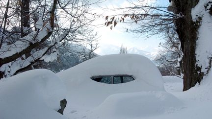 Une voiture recouverte de neige en Corse le 30 janvier 2005. (OLIVIER LABAN-MATTEI / AFP)