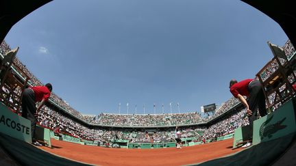 Le court central de Roland-Garros lors de l'&eacute;dition 2010 du tournoi parisien. (CYRILLE CADET / AFP)