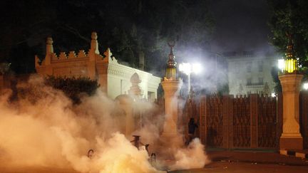 La police anti-&eacute;meutes a fait usage de gaz lacrymog&egrave;ne pour tenter de disperser les manifestants, sans succ&egrave;s. Les forces de l'ordre ont alors battu en&nbsp;retraite. (MAHMOUD KHALED / AFP)