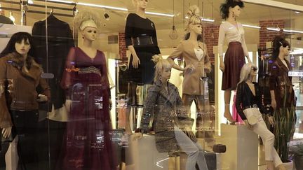 En Afghanistan, certains patrons de magasin ont décidé de ne pas "décapiter" les mannequins de leurs vitrines malgré le souhait des talibans. (FRANCEINFO)