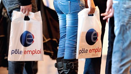 Des visiteurs patientent devant le stand P&ocirc;le emploi du salon de l'emploi d'Arras (Pas-de-Calais), en octobre 2012. (PHILIPPE HUGUEN / AFP)