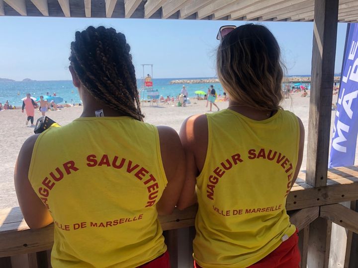 Les nageuses sauveuteuses surveillent la plage : elles sont averties si une personne signale une agression sur l'application. (HUGO CHARPENTIER / RADIO FRANCE)