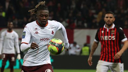 Kevin N'Doram lors d'un match de Ligue 1 entre Metz et Nice, à l'Allianz Riviera, à Nice, le 27 novembre 2021. (VALERY HACHE / AFP)