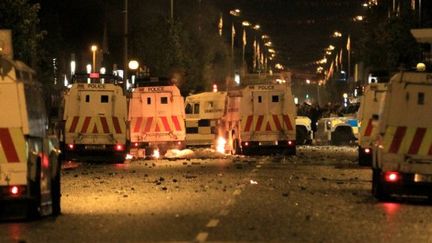 Camions de police sur les lieux des émeutes entre catholiques et protestants dans l'est de Belfast (21/06/2011) (AFP / Peter Muhly)