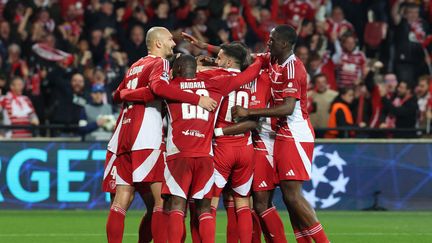 Les joueurs brestois célèbrent leur égalisation lors de Brest-Leverkusen, au stade de Roudourou, le 23 octobre 2024, à Guingamp. (FRED TANNEAU / AFP)