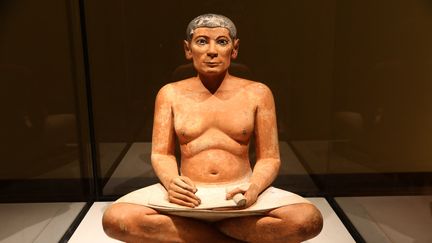 "Le scribe accroupi", ici le 1er février 2022, aux Antiquités égyptiennes du Musée du Louvre. (J-M EMPORTES / ONLY FRANCE)