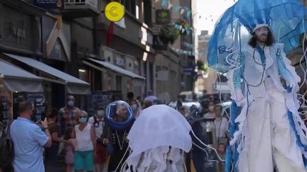 Cette année encore, les Français ont privilégié la France pour partir en vacances. 50% des réservations estivales concernent l'hexagone,&nbsp;contre un quart avant l'épidémie de Covid-19. Résultat : certaines villes sont sur fréquentées,&nbsp;comme Saint-Malo, en Ille-et-Vilaine. (CAPTURE ECRAN FRANCE 2)