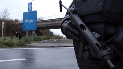 Un policier lors d'un contrôle à la frontière entre la France et la Belgique, le 14 novembre 2015. (THIERRY THOREL / AFP)