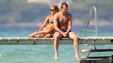 Rafael Van der Vaart tente d'oublier l'Euro catastrophique des Pays-Bas aupr&egrave;s de sa dulcin&eacute;e, &agrave; Saint-Tropez (Var). (GASP / MAXPPP)