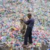 Un centre de tri de bouteilles en plastique, dans le village de Dong Xiao Kou, à la périphérie de Pékin, en Chine, le 17 septembre 2015. (FRED DUFOUR / AFP)