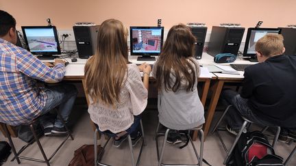 Des lyc&eacute;ens testent un logiciel permettant de cr&eacute;er une ville, au&nbsp;lyc&eacute;e Koeberl&eacute; de S&eacute;lestat (Bas-Rhin), le 10 octobre 2012. (FREDERICK FLORIN / AFP)