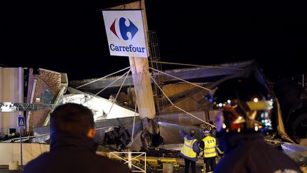 Des pompiers en face de l'hypermarch&eacute; Carrefour de Lingosti&egrave;re, &agrave; Nice (Alpes-Maritimes), apr&egrave;s l'effondrement d'une partie de son toit, le 5 f&eacute;vrier 2014. (VALERY HACHE / AFP)