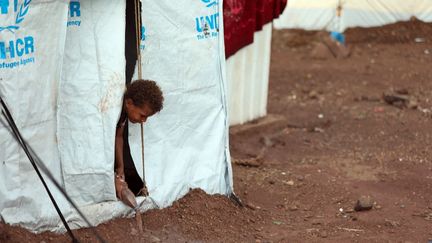 Un enfant dans un camp de réfugiés dans la province de Taiz, au Yémen, le 9 octobre 2021. (AHMAD AL-BASHA / AFP)