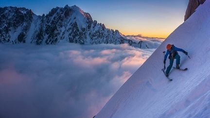 &nbsp; (Vivian Bruchez, lundi dans "La vire de Lune", une première à ski sur l'Aiguille du Chardonnet © Kilian Jornet)