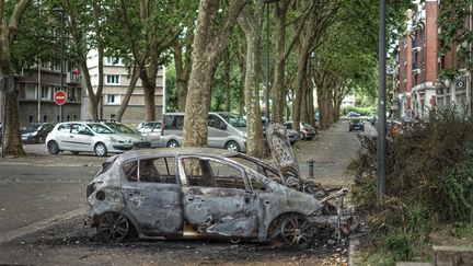 Une voiture brûlée le 2 juillet 2023 à Lille (Nord), après des émeutes qui ont suivi la mort de Nahel, 17 ans, à Nanterre (Hauts-de-Seine). (HADI MEHRAEEN / ANADOLU AGENCY / AFP)