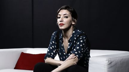 La&nbsp;journaliste&nbsp;Nadia Daam pose lors d'une séance photos, le 22 janvier 2018, à Paris.&nbsp; (BRUNO COUTIER / AFP)