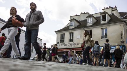 Des passants dans les rues de Paris, le 11 ao&ucirc;t 2014. (FRED DUFOUR / AFP)