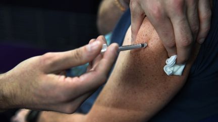 Une personne se fait vacciner contre le Covid-19 à Garlan (Finistère), le 3 décembre 2021 (illustration). (FRED TANNEAU / AFP)