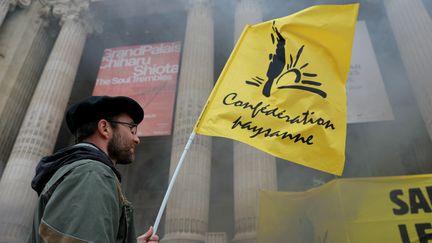 200 agriculteurs ont participé à une manifestation devant le Grand Palais à Paris. (THOMAS SAMSON / AFP)